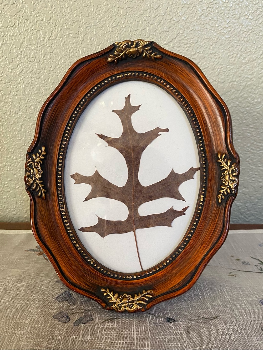 Vtg Red Oak Leaf Oval Wood-Tone Frame with Gold Accents wall- Desk  Decor